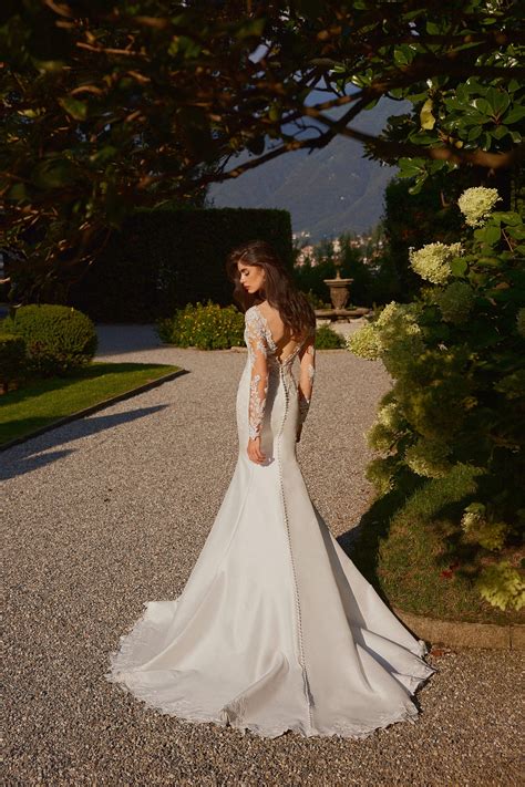 Trumpet wedding dress with long train | Beachweddingtips.com