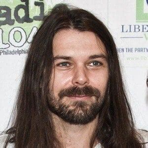 Simon Neil - Bio, Facts, Family | Famous Birthdays
