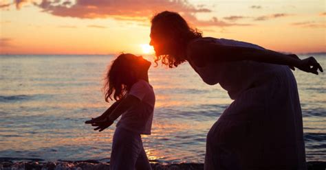 8 Things Strong Mothers Teach Their Daughters - David Wolfe Shop