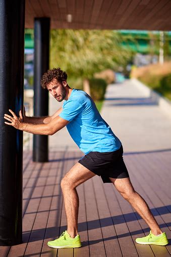 manusia membentang  berolahraga  lingkungan perkotaan foto stok