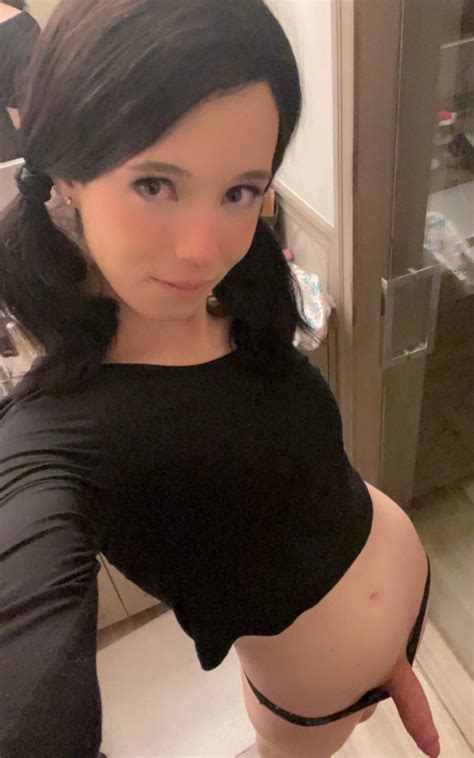 Me being an adorable puppy whore >. ///