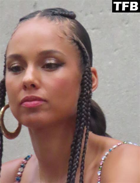 Alicia Keys Stops Traffic by Radio City During RC Rooftop Shoot in NYC