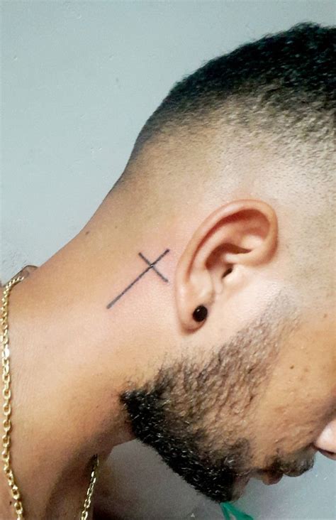 Tatuagem Cruz No Pescoço - Cruz no pescoço | Tatuagem cruz no pescoço, Cruz no pescoço, Tatuagem ...