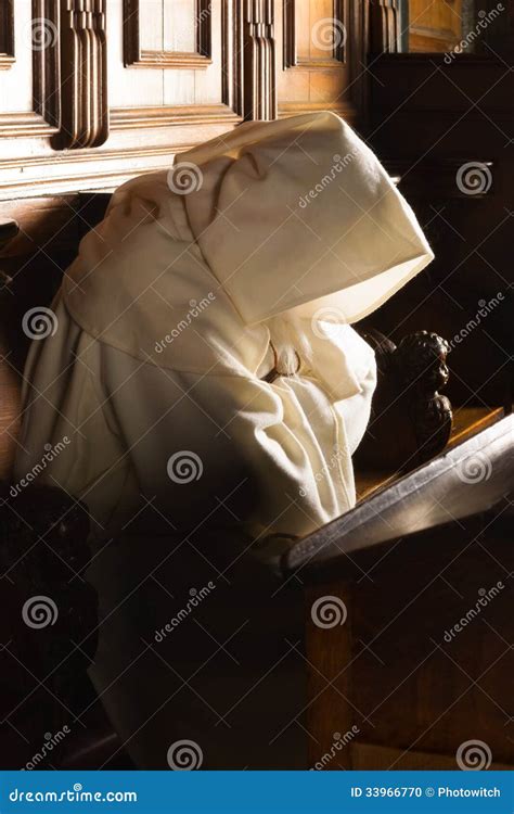 Monge com capa foto de stock. Imagem de madeira, medieval - 33966770