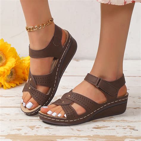 women in wedge sandals 5