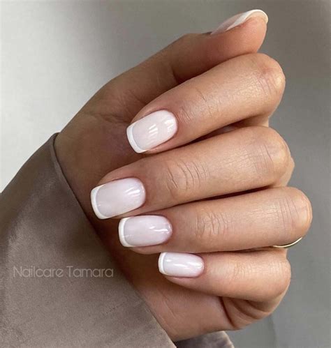 Unghie bianco latte: la manicure neutra e senza tempo