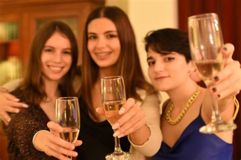 Игра "кто лучше знает именинника": прикольные вопросы