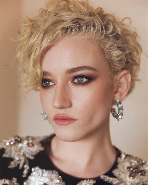 Julia Garner BTS at 74th Primetime Emmy Awards in LA 2022.09.12 : r