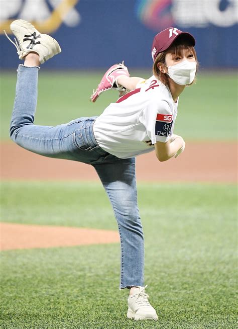 210506 ChoA - Kiwoom Heroes 1st Pitch | kpopping