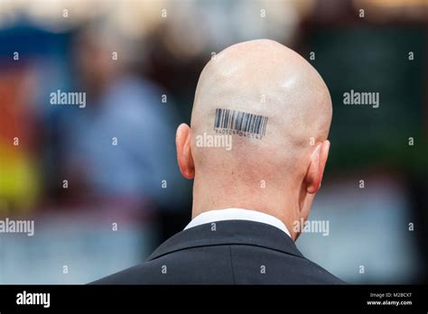 Security mit Barcode auf dem roten Teppich zur Weltpremiere zu "Hitman ...