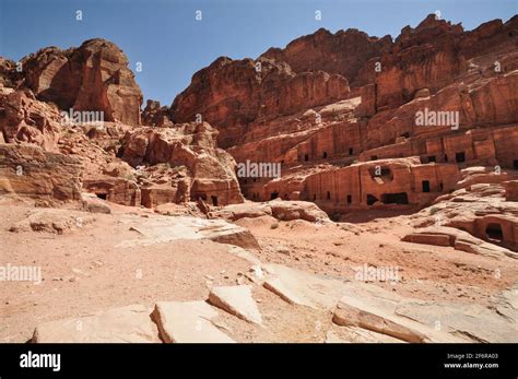 trek  petra jordan fotos und bildmaterial  hoher aufloesung alamy