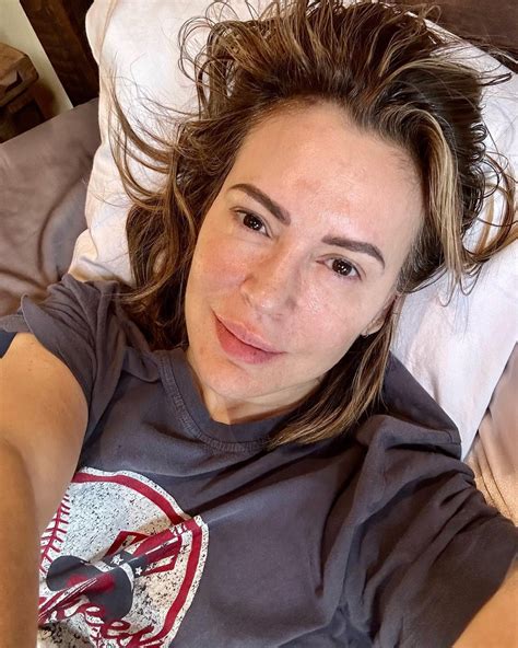 alyssa milano celebra  anos de idade em clique sem maquiagem