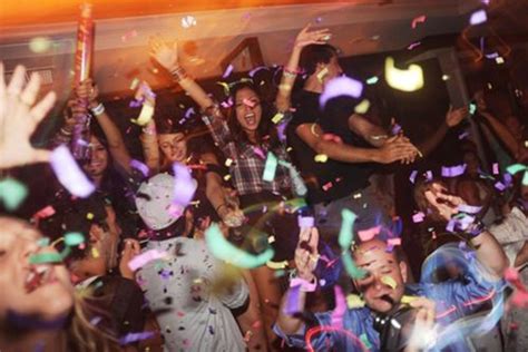 7 Tips To Survive Your First Weekend Going Out | Partying hard, Party
