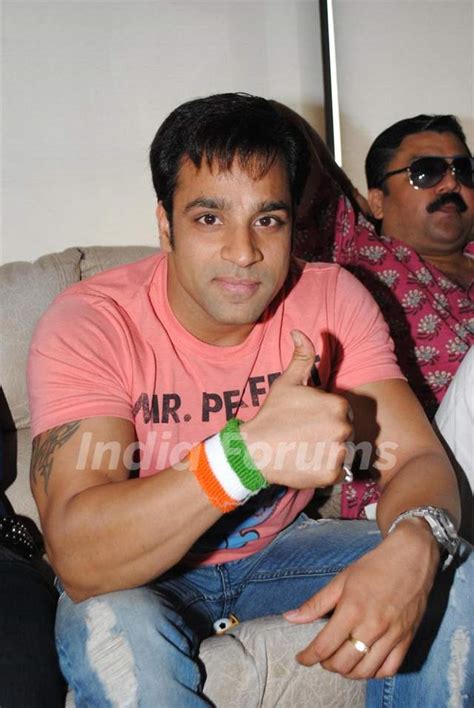 abhishek avasthi  director anil sharma hosted  cricket screening