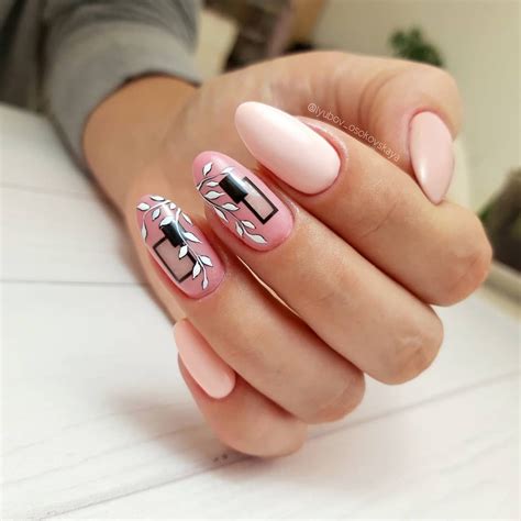А вот и осенние веточки💅 ⠀⠀⠀ Дизайн с модным негативным пространством в ...