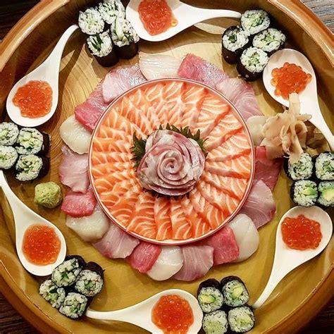 Sashimi platter | Sashimi platter, Sashimi, Seafood dishes