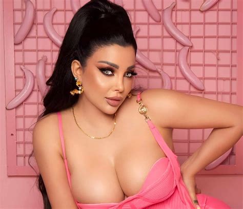 شقيقة هيفاء وهبي شبه عارية وحركات بذيئة بأجرأ فيديوهاتها على الإطلاق 