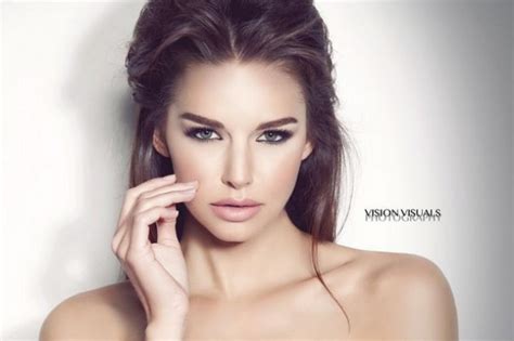 Искушающе прекрасная фотомодель Ирис Кавка
