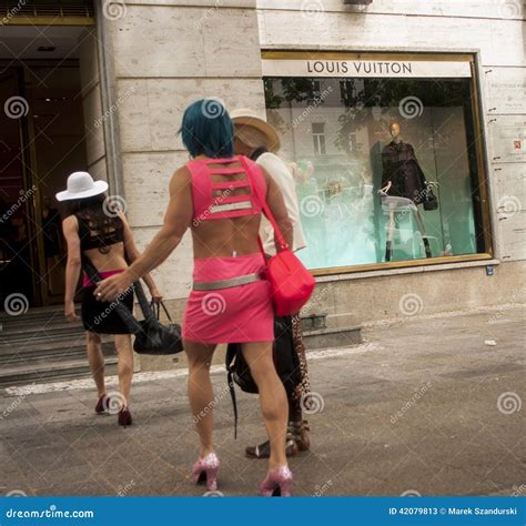 Transexuales Que Van a La Tienda De Louis Vuitton Foto de archivo