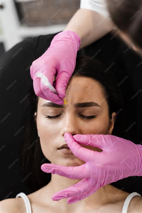 Esteticista está injetando toxina botulínica para corrigir rugas