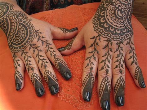 vine fingers :) | Hand henna, Henna hand tattoo, Hand tattoos