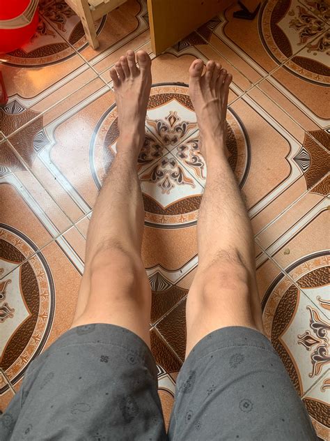 my legs look off, can anyone give an explanation? : r/AdvancedPosture