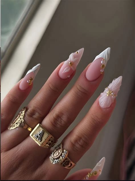 Unha Em Alto Relevo - 😍 ️‍🔥 | Unha almond decorada delicada, Unhas alto relevo, Unha estileto ...