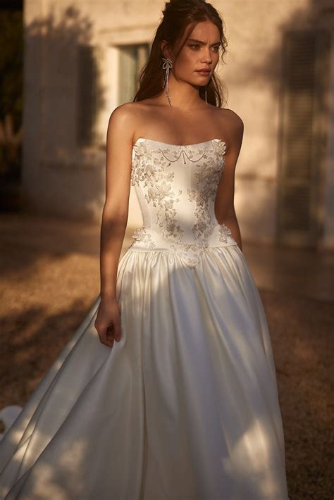 Exquisite Satin Strapless Wedding Gown with Luxury Lace-Up Corset and