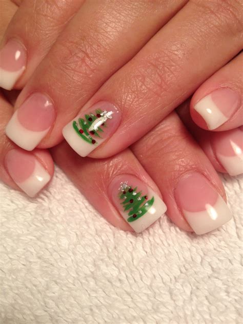 Pin by αмραяσ 💫 on Uñas | Tree nails, Christmas tree nails, Christmas ...