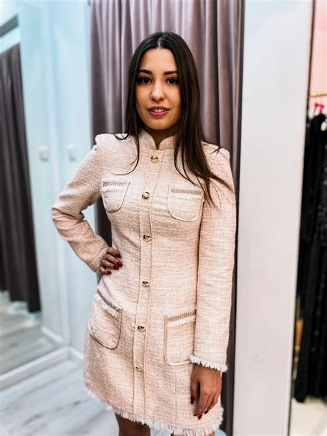 Tweed fitted dress with collar and gold buttons powder pink Santana