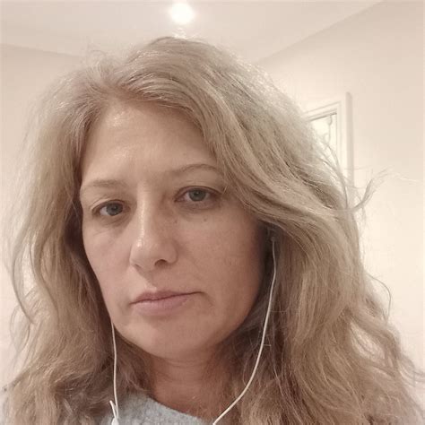 Hollywood - 🎆Keanu Reeves’ Heartfelt Gift to Alexandra Grant: A Kitten