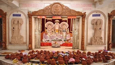 pics  famous lord krishna temples  india