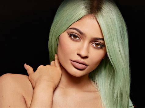 Green haired Kylie Jenner 4K wallpaper download