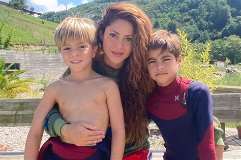 Shakira salió de Barcelona con sus hijos ¿quiere estar lejos de Piqué?