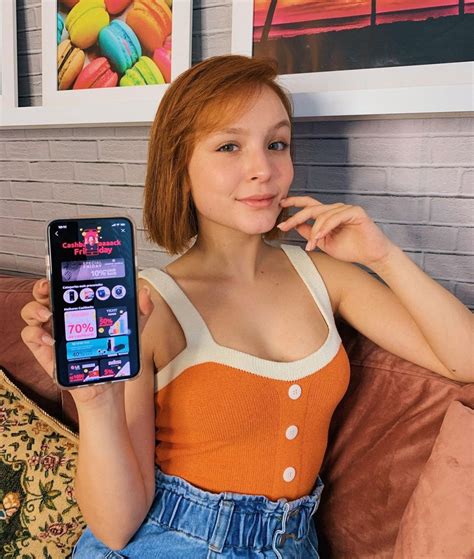 Larissa Manoela Outfits & Style Photos • CelebMafia