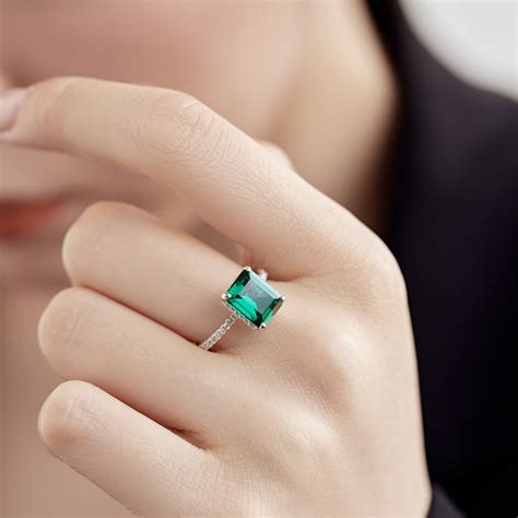 inel una vida emerald cut cu piatra verde argint