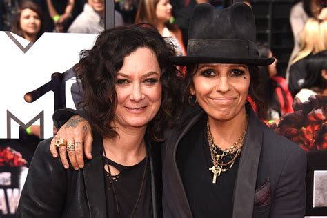 Sara Gilbert And Linda Perry Kissing