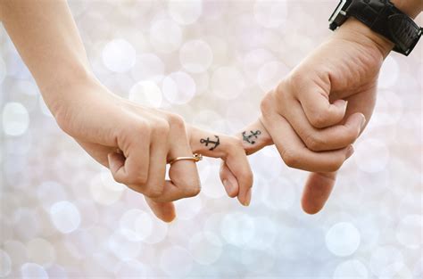 Les mains jointes dans l'amour Photo stock libre - Public Domain Pictures