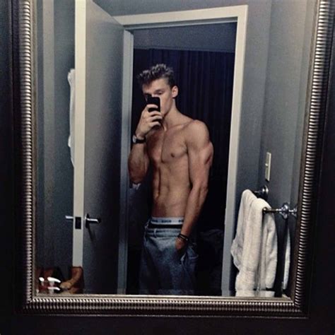 11 Celebrities Who Are Obssessed With Bathroom Selfies - Uhu