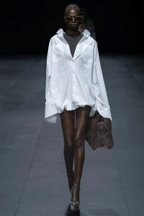 Na de naked dress in 2022 wordt 2023 het jaar van de naked shoe