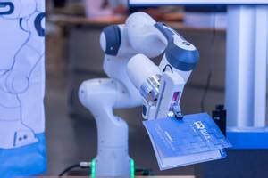 Kleiner humanoider Roboter Pepper von Humanizing Technologies ...