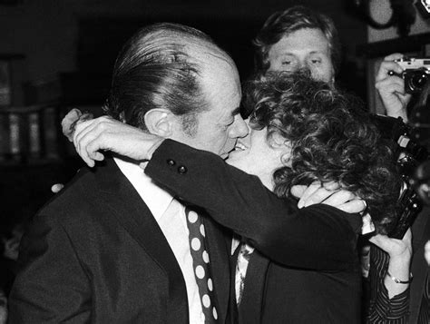 Famous People Kissing 1970-1980 (Volume 2) - Flashbak