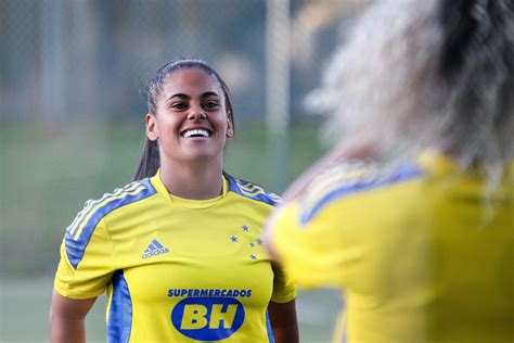 Vanessinha comemora 64 jogos pelo Cruzeiro: "Vou levar o Cruzeiro no