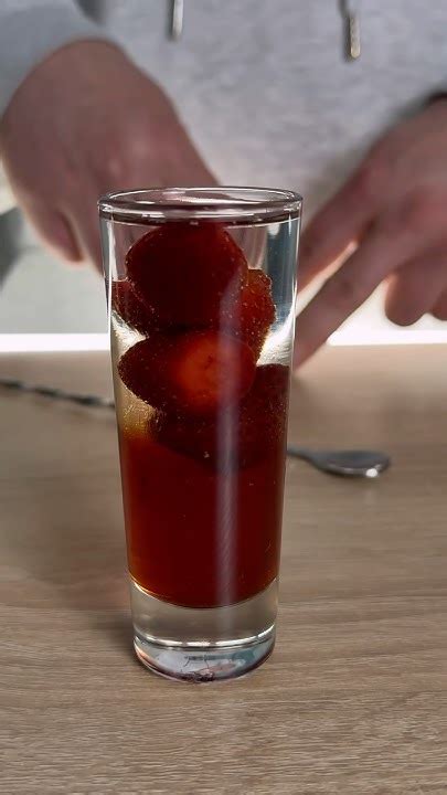 Шот с водкой и клубничным сиропом #шоты #коктейль #cocktail #bartender ...