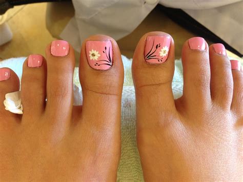 nail art toes