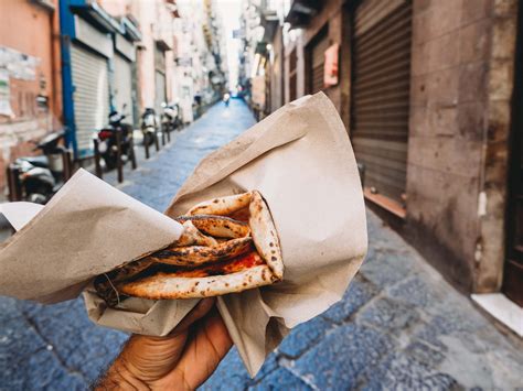 Exploring the Irresistible Magic of Pizza in Naples! - LivTours
