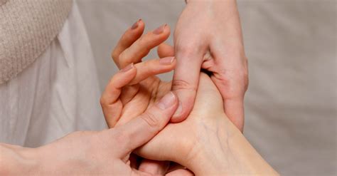 Как улучшить свое самочувствие с помощью нажатия точек на руке – какие ...