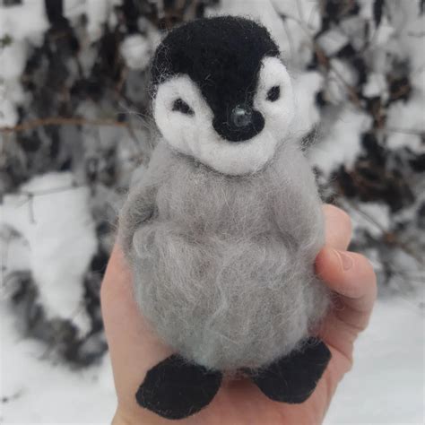 happy feet 🐧 ️ I love making these guys!!! : r/Needlefelting