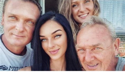 Gorgeous extraterrestrials: a family with eyes of a miraculous tint ...