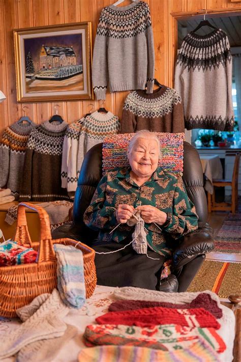 Annikki, 94, hurahti islantilaisiin neuleisiin – neulonut jo 17 ...